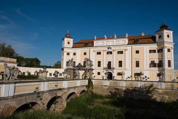 Zdjęcie widok na zamek milotice republika czeska państwo milotice zwane perłą moraw południowych