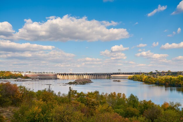 Widok na zaporę przez Dniepr jesienią