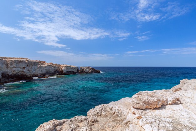 Widok na zatokę Cala Portinatx na Ibizie, Hiszpania