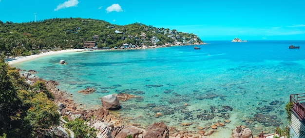 Widok na zatokę i skały na wyspieShark Bay Koh Tao