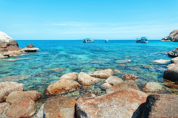 Widok na zatokę i skały na wyspieShark Bay Koh Tao