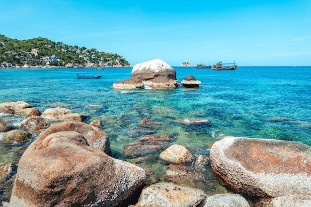 Widok na zatokę i skały na wyspieShark Bay Koh Tao