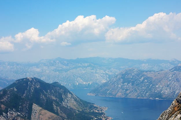 Widok na zatokę Kotor w Czarnogórze, krajobraz