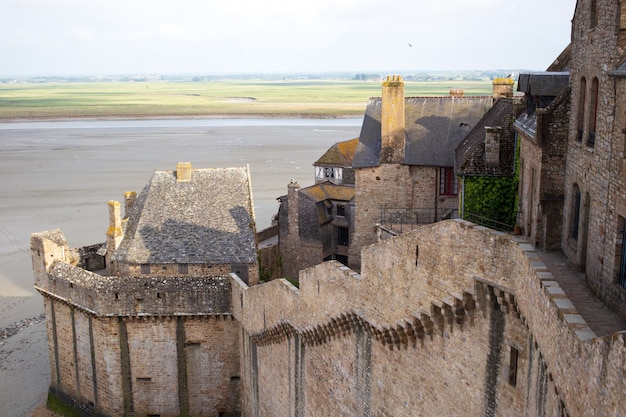 Widok na zatokę Mont Saint-Michel z jej murów obronnych