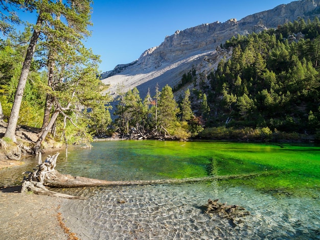 Widok na zielone jezioro w parku narodowym Ecrins we Francji