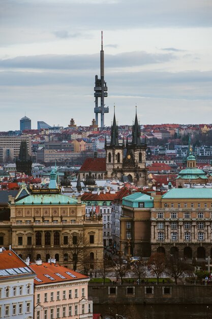 Widok na zimową Pragę w Czechach