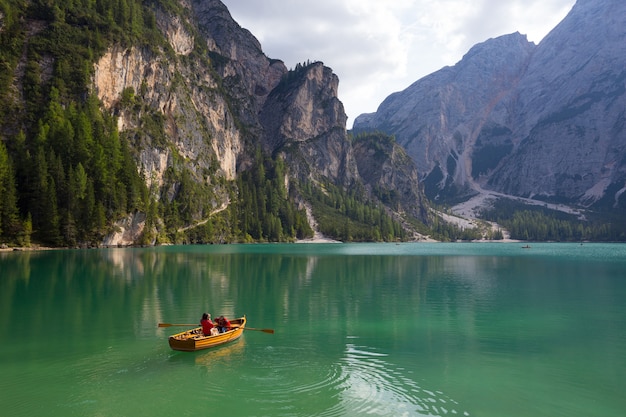 Widok na znane tyrolskie jezioro lago di Braies Dolomity Włochy