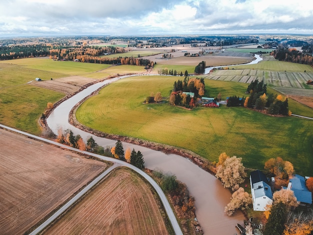 Widok Na żyzne Zaorane Pola I Lasy. Zdjęcie Zrobione Z Drona. Finlandia, Pornainen.