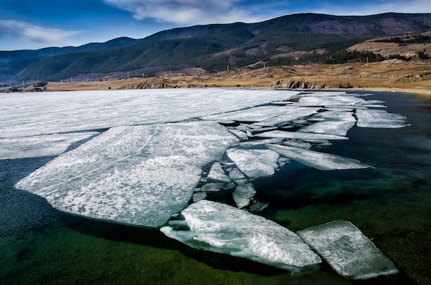 Widok Nad Duży Piękny Jeziorny Baikal Z Lodowymi Floes Unosi Się Na Wodzie, Rosja
