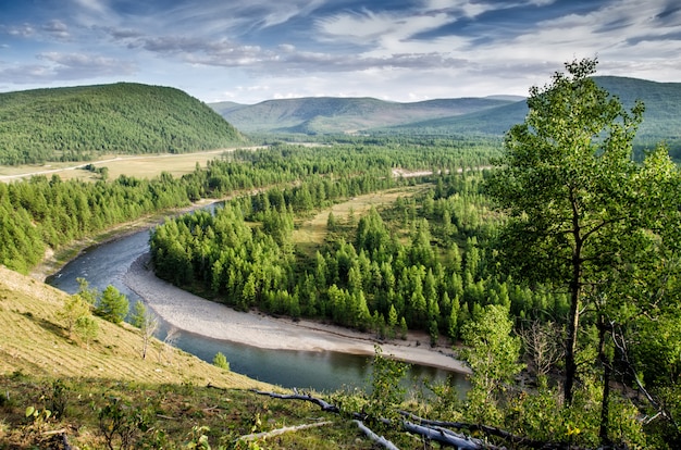 Widok nad rzeką oka, rosyjska natura. Buriacja. Syberia.