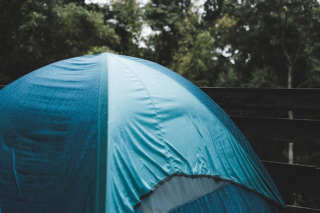 Widok namiotu w porze deszczowej