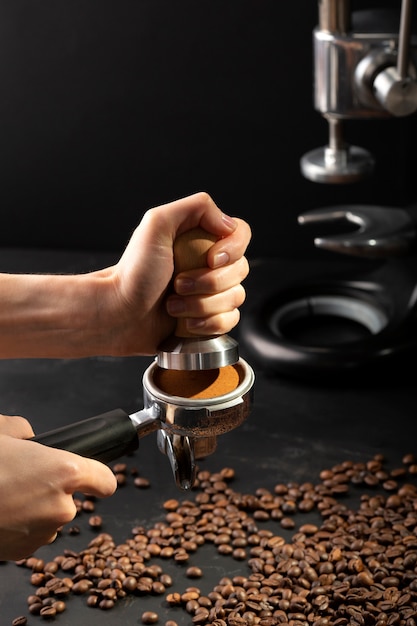 Zdjęcie widok narzędzia służącego do tłoczenia i parzenia kawy