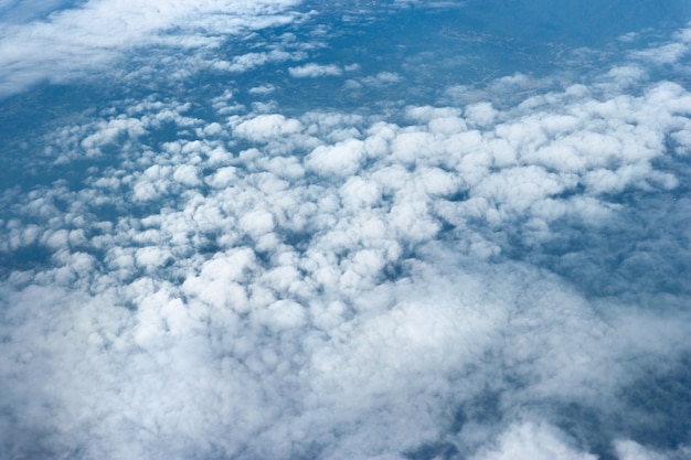 Widok naturalny cloudscape z okna samolotu.