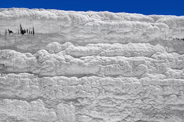 Widok naturalnych basenów trawertynowych i tarasów w zamku Pamukkale Cotton w południowo-zachodniej Turcji