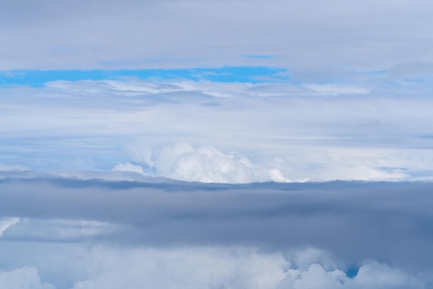 Zdjęcie widok natury błękitnego nieba z białą chmurą za pomocą tła lub tapety