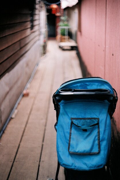 Zdjęcie widok niebieskiego samochodu na ulicy