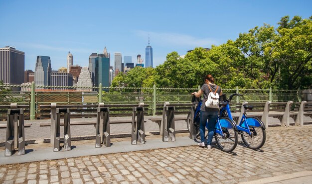 Widok Nierozpoznawalnej Kobiety Z Plecakiem Na Rowerze Przed Panoramą Manhattanu W Nowym Jorku Z Tyłu