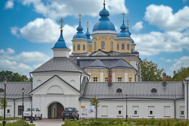 Widok nowoczesnego kościoła chrześcijańskiego z niebieskim dachem
