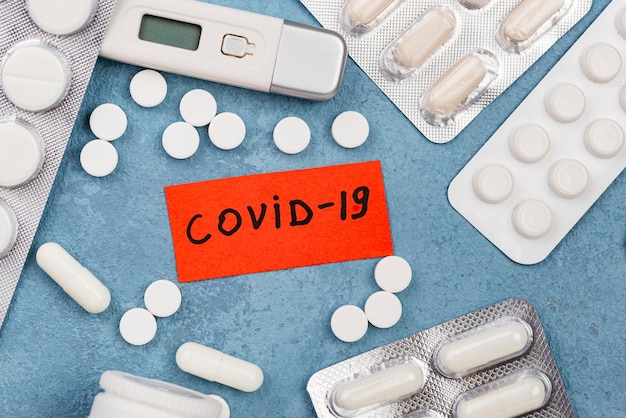 Widok obiektów medycznych z góry z tagiem covid-19
