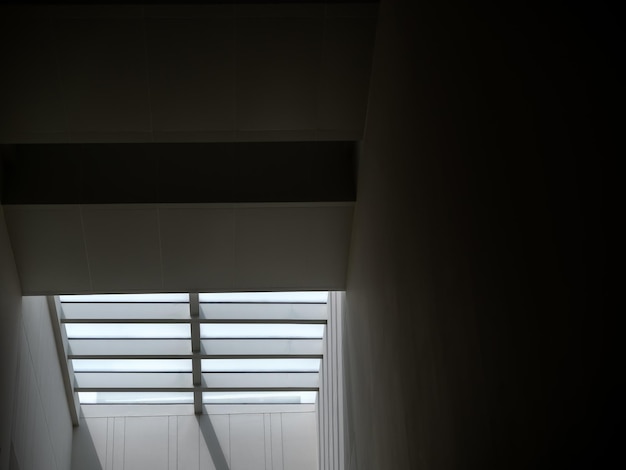 Widok oczu mrówki na sufit, okno, szklany dach dekorujący wnętrze nowoczesnych budynków, aby dodać światło słoneczne, aby wejść do środka z przestrzenią kopiowania, graj z światłem i cieniem w projektowaniu konstrukcji.