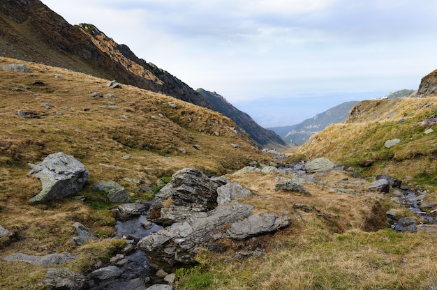 Widok od Transfagarasan drogi puszka do doliny, Rumunia