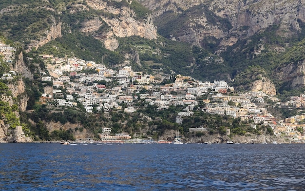 Widok ogólny miasta Positano w Neapolu we Włoszech