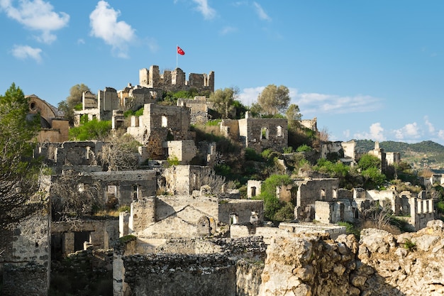 Widok opuszczonego miasta obok Kayakoy Karmilissos opuszczone miasto duchów w Fethiye Turcja ruiny kamiennych domów Miejsce starożytnego greckiego miasta