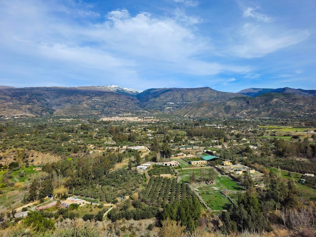 Widok Orgiva z Sierra Nevadą w tle w Alpujarra w Granadzie