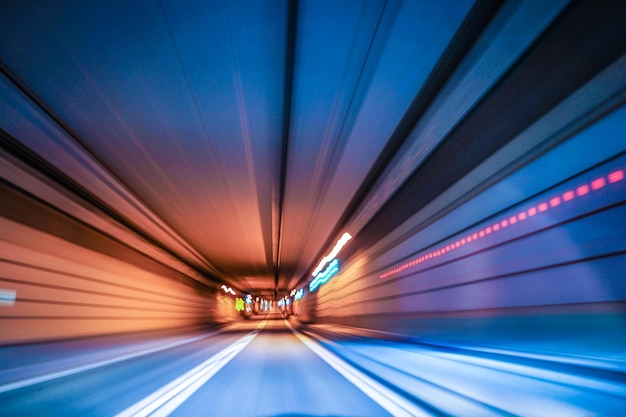 Widok oświetlonego tunelu
