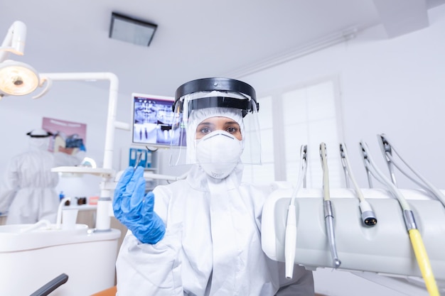 Widok pacjenta z pierwszej strony na dentystę czyściącego zęby pacjenta
