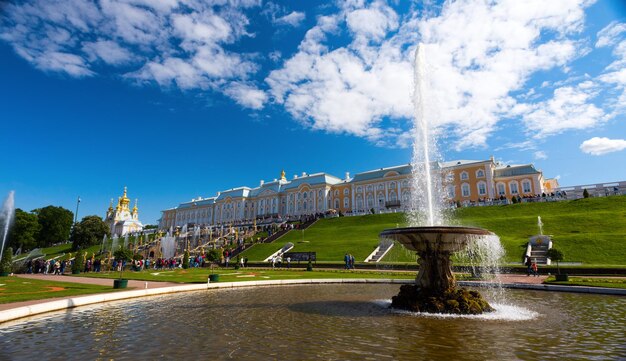 Widok Pałacu Peterhof na tle błękitnego nieba.