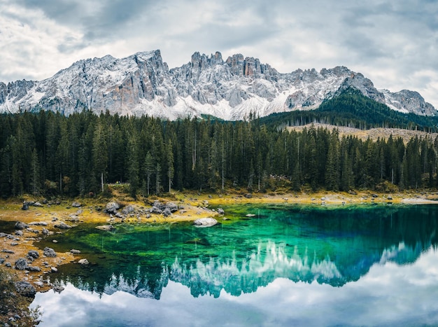 Widok panoramiczny na dolomity Lago di Carezza we Włoszech