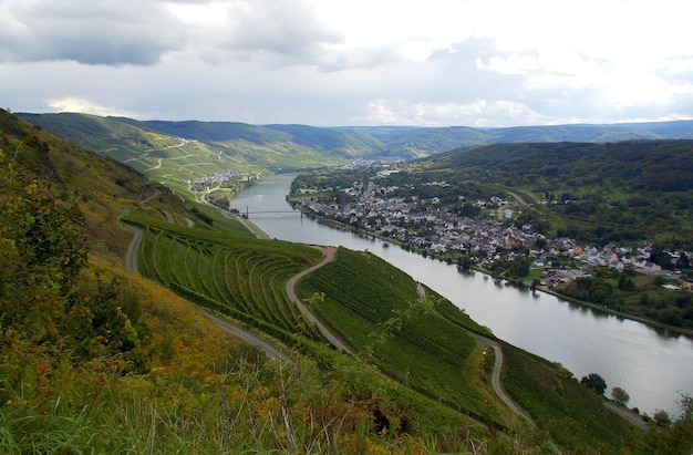 Zdjęcie widok panoramiczny na krajobraz i rzekę na tle nieba