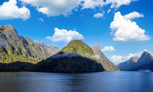 Widok Panoramiczny Na Malowniczy Krajobraz Fiordów Milford Sound W Nowej Zelandii