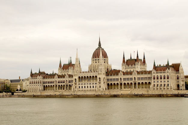 Widok panoramiczny na parlament i rzekę