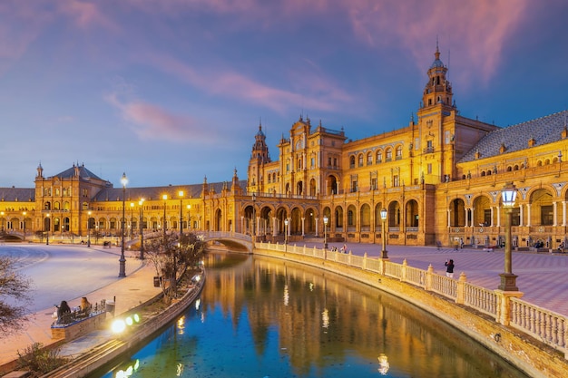 Zdjęcie widok panoramiczny na plaza de espana w sewilli andaluzja hiszpania przy zachodzie słońca