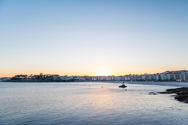 Zdjęcie widok panoramiczny na plażę sanxenxo i silgar pod koniec jasnego letniego dnia w rias baixas