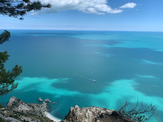 Zdjęcie widok panoramiczny na spiaggia delle due sorelle