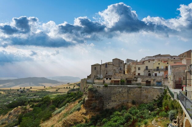 Widok panoramiczny na wieś z wioski Irsina w Basilicata we Włoszech