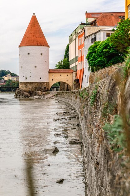 Zdjęcie widok panoramiczny wieża schaibling i promenada na rzece inn passau dolna bawaria niemcy