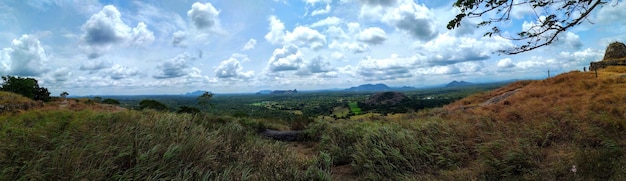Zdjęcie widok panoramiczny z skały yapahuwa