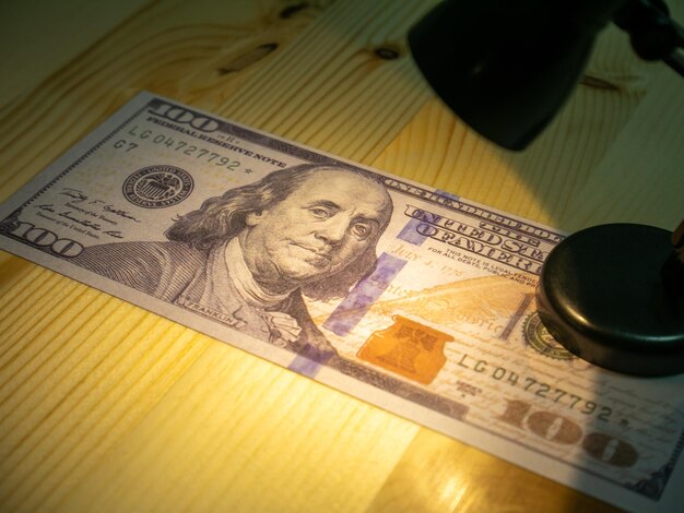Zdjęcie widok papierowego pieniądza na stole pod wysokim kątem