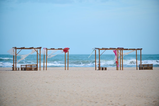 Widok parasoli i krzeseł na piaszczystą plażę i morze Pusta plaża czeka na turystów