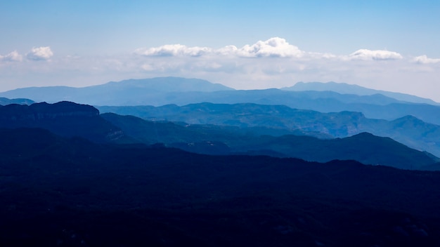 Widok parku przyrodniczego „Sant Llorenç de Munt i l´Obac” z „la mola”.