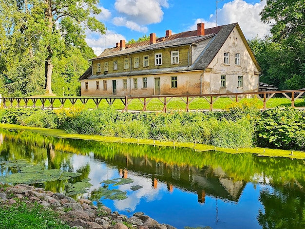 Widok Parku Publicznego Kuldiga W łotwie