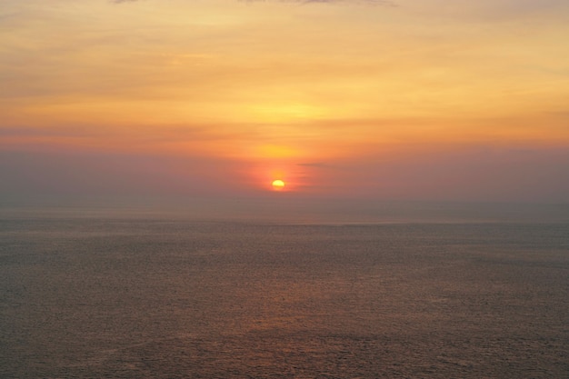 Widok Piasek Plaża I Woda Morska Machamy W Wieczór, Koh Chang Wyspa