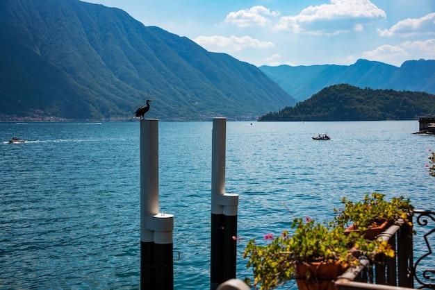 Widok pięknego jeziora Como we Włoszech latem