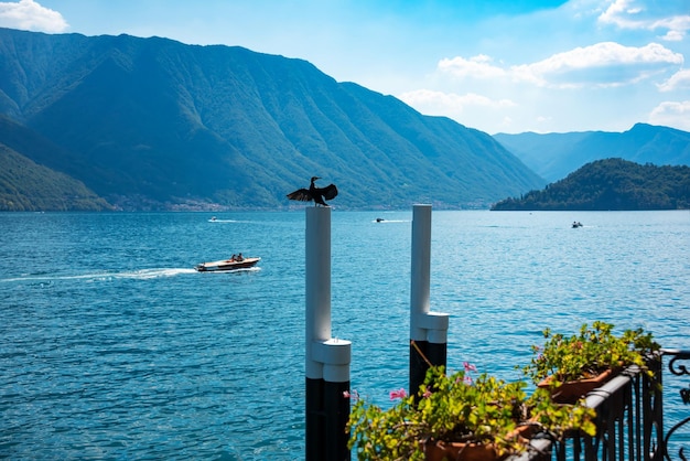 Widok pięknego jeziora Como we Włoszech latem