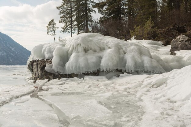 Zdjęcie widok pięknych rysunków na lodzie z pęknięć na powierzchni jeziora teletskoye zimą w rosji