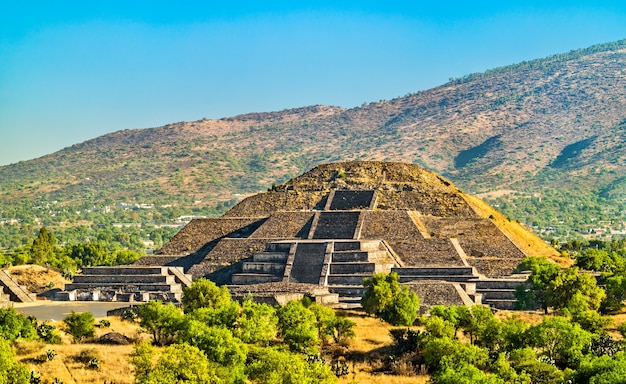 Zdjęcie widok piramidy księżyca w teotihuacan. światowe dziedzictwo unesco w meksyku